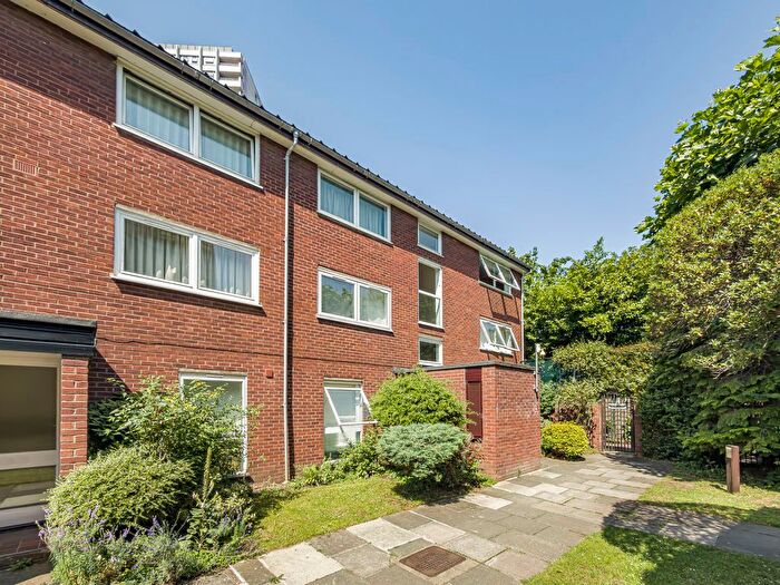 1 Bedroom Flat For Sale In Regent Square, Bow, E3
