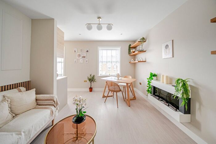 1 Bedroom Flat For Sale In Hetley Road, London, W12