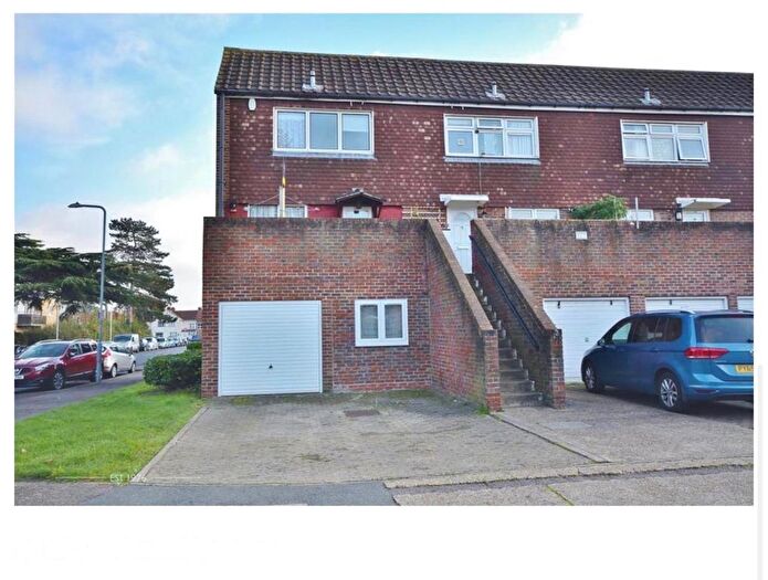 3 Bedroom Flat To Rent In Barnardo Drive, Ilford, Clayhall, Barkingside, Ig1