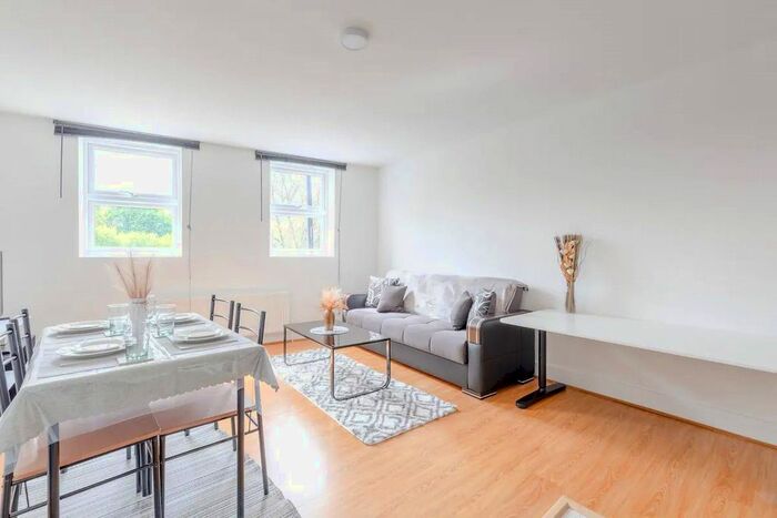1 Bedroom Flat To Rent In Burdett Road, London, E3