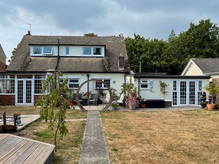 4 Bedroom Bungalow For Sale In St. Georges Road, Sandwich, CT13