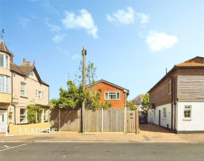 2 Bedroom Maisonette For Sale In Lyminster Road, Wick, Littlehampton, BN17