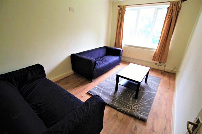 2 Bedroom Flat To Rent In Pennington Court, Leeds, LS6