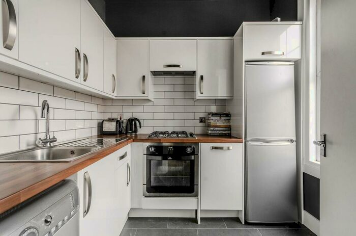 2 Bedroom Flat To Rent In Thurlow Park Road, West Dulwich, London, SE21