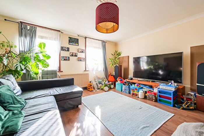 1 Bedroom Maisonette For Sale In St James Street, Walthamstow, London, E17