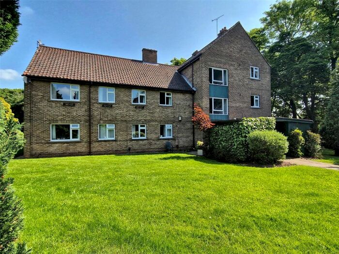 2 Bedroom Flat To Rent In Oakwood Court, Leeds, West Yorkshire, Uk, LS8