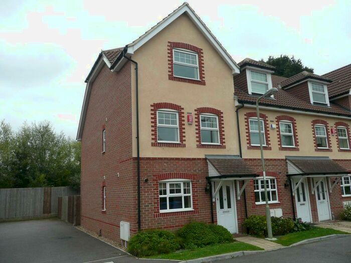 3 Bedroom Town House To Rent In Glenwood Court, Farnborough, Hampshire, GU14
