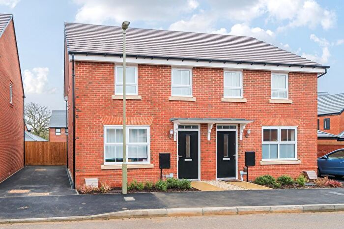 3 Bedroom Semi-Detached House To Rent In Abbey Fields, Abingdon, OX14