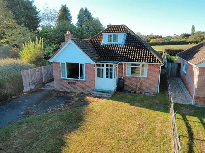 3 Bedroom Bungalow For Sale In Knights Lane, Ball Hill, RG20
