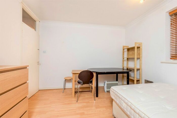 2 Bedroom Flat To Rent In Parkgate Road, London, SW11