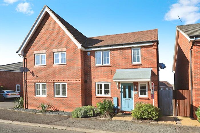 3 Bedroom Semi-Detached House For Sale In Crosbie Grove, Kidderminster, DY11