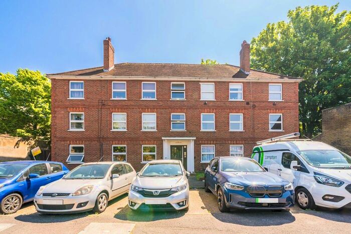 2 Bedroom Flat To Rent In Twickenham Road, Isleworth, TW7