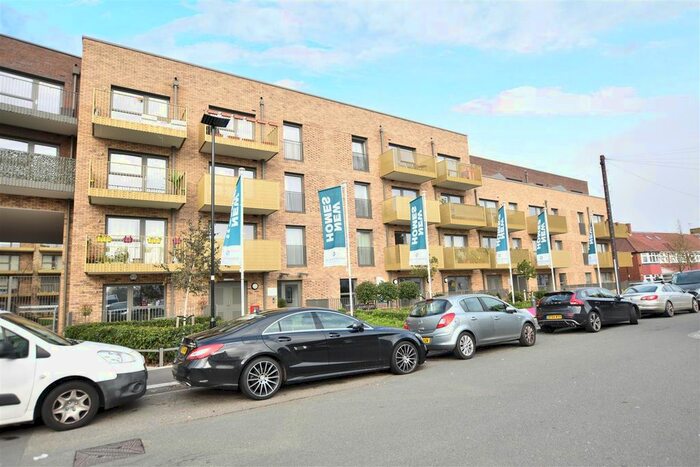 1 Bedroom Flat To Rent In Selbourne Avenue, Hounslow, TW3