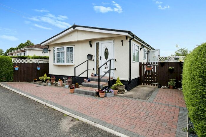 2 Bedroom Park Home For Sale In Oak Avenue, Blisworth, Northampton, NN7