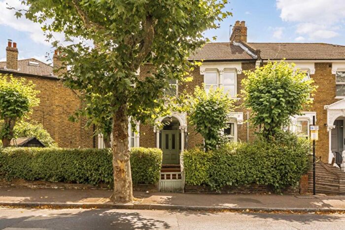3 Bedroom Flat For Sale In Upper Tollington Park, London, N4