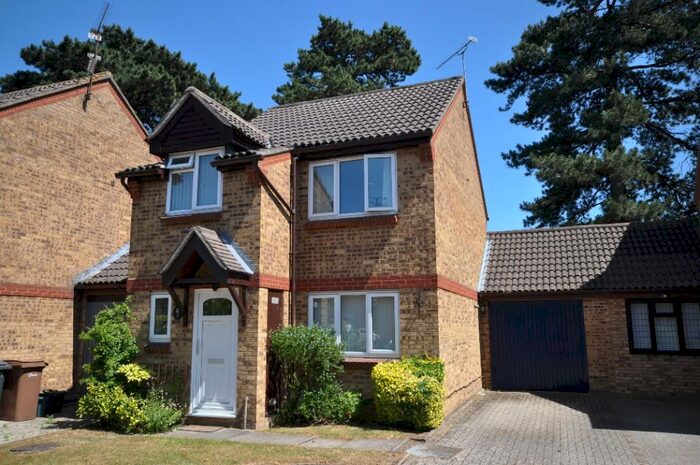 3 Bedroom Link Detached House To Rent In Cutmore Place, Chelmsford, Essex, CM2