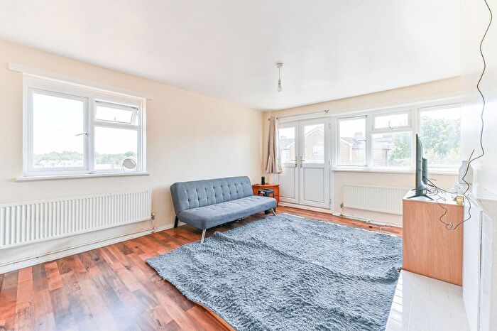 2 Bedroom Flat For Sale In Laurel Crescent, Croydon, CR0