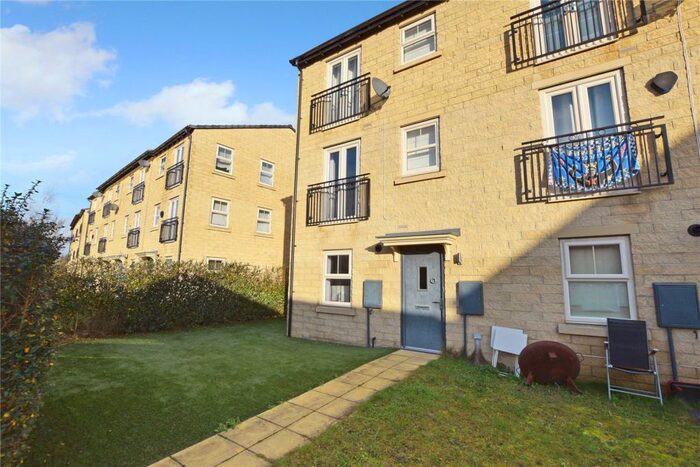 2 Bedroom Town House To Rent In Holts Crest Way, Leeds, West Yorkshire, LS12