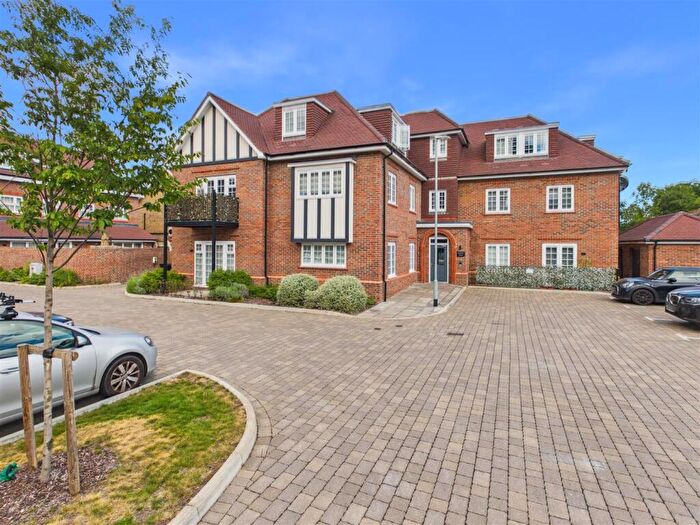 2 Bedroom Flat For Sale In Albright Gardens, Walton-On-Thames, KT12