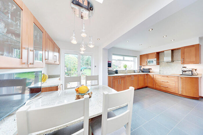 3 Bedroom Detached House For Sale In Park Avenue, Orpington, BR6
