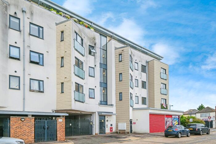 2 Bedroom Flat For Sale In Victory Park Road, Addlestone, Surrey, KT15