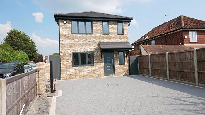 3 Bedroom Detached House To Rent In Newgatestreet Road, Goffs Oak, Waltham Cross, EN7