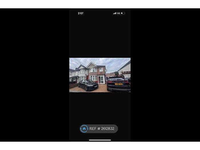 4 Bedroom Semi-Detached House To Rent In Royestone Gardens, IG1