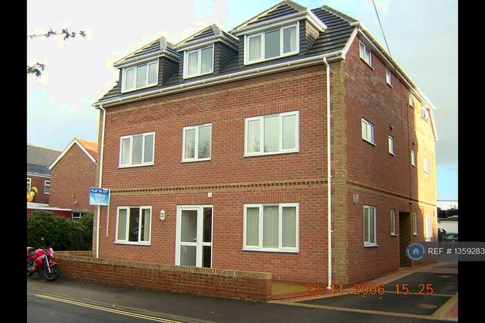 2 Bedroom Flat To Rent In Claremont Court, Hayling Island, PO11