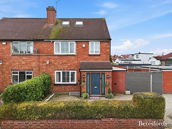 4 Bedroom Semi-Detached House For Sale In Plumpton Avenue, Hornchurch, RM12