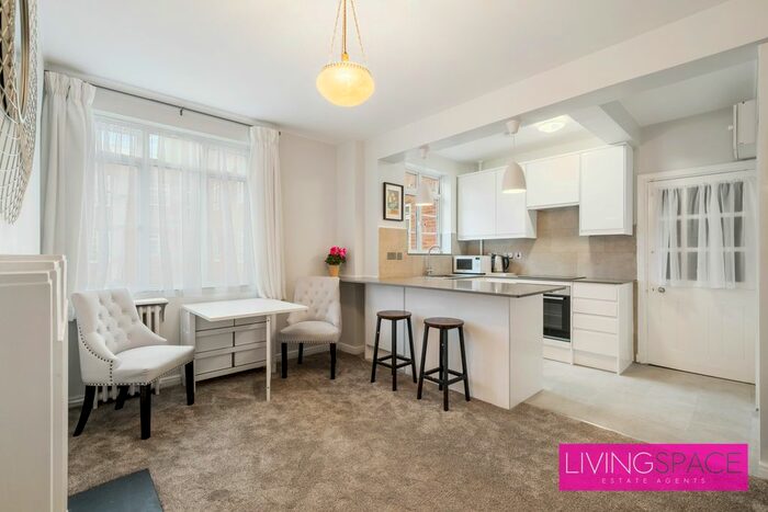 2 Bedroom Flat To Rent In Hammersmith Road, London, W6