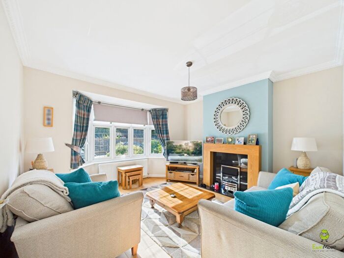 5 Bedroom Semi-detached House For Sale In Lancelot Road, Welling, DA16