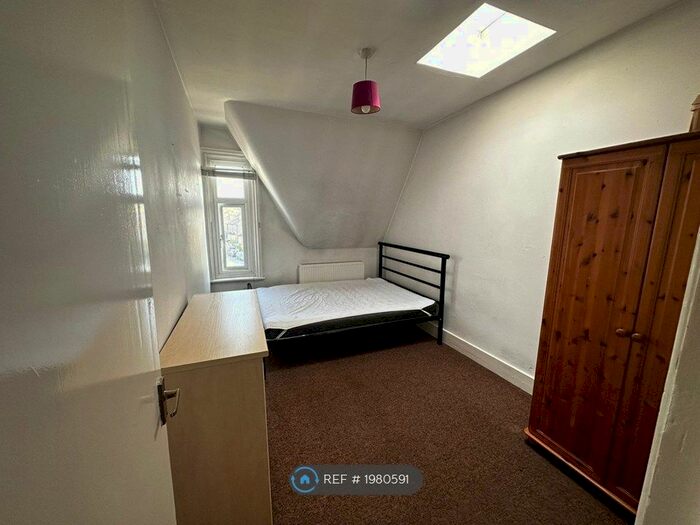 2 Bedroom Flat To Rent In Richmond Road, Kingston Upon Thames, KT2