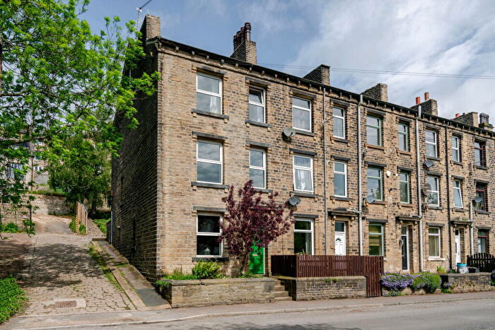 4 Bedroom End Of Terrace House For Sale In Oldham Road, Ripponden, HX6