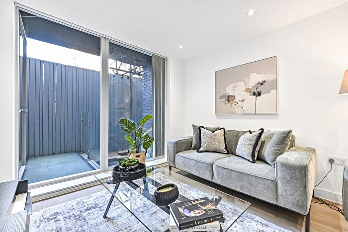 2 Bedroom Flat To Rent In Grange Walk, London, SE1