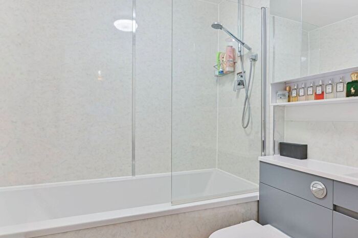 1 Bedroom Flat For Sale In Harewood Road, Colliers Wood, London, SW19