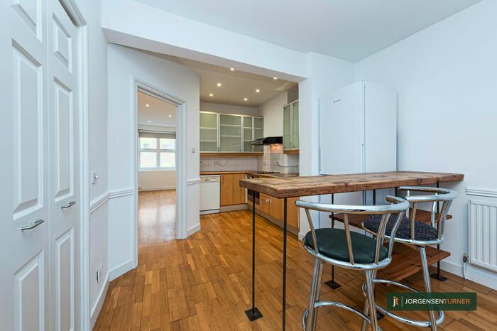 3 Bedroom Flat To Rent In Boscombe Road, Shepherds Bush, London W12