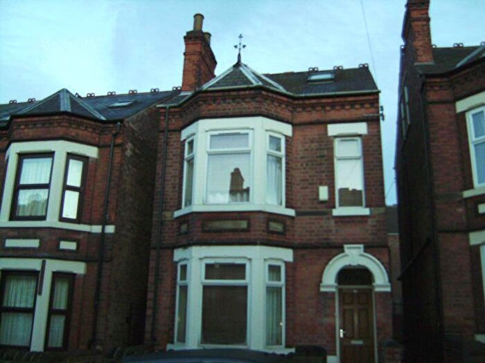 4 Bedroom House Of Multiple Occupation To Rent In Dunlop Avenue, Nottingham, NG7