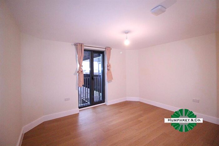 3 Bedroom Flat To Rent In High Road, Ilford, IG1