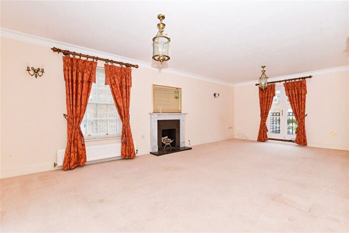 5 Bedroom Town House For Sale In Kendall Avenue, Kings Hill, West Malling, Kent, ME19