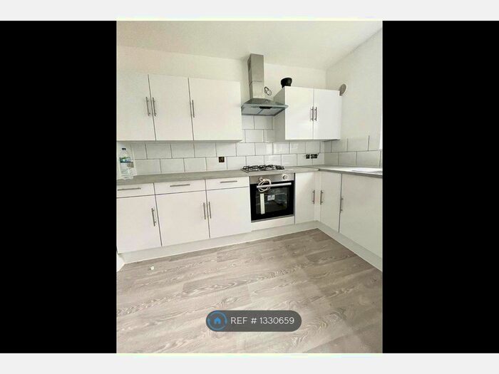 3 Bedroom Flat To Rent In Pathfield Road, London, SW16