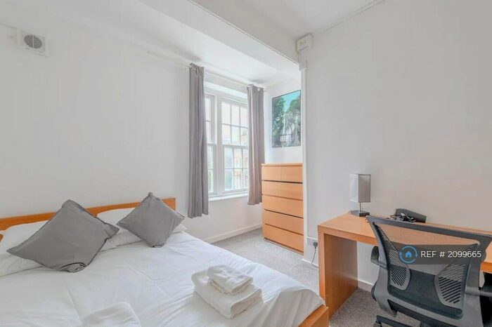 3 Bedroom Flat To Rent In Barnes House, London, NW1