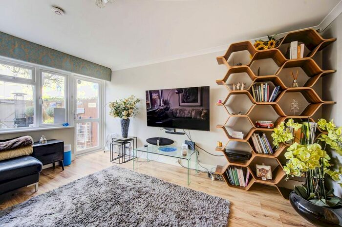 3 Bedroom Flat To Rent In Hurlingham, Hurlingham, London, SW6