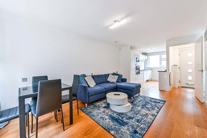 1 Bedroom Flat For Sale In Lockhart Close, Islington, London, N7