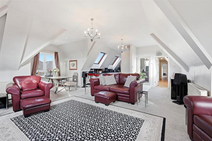 3 Bedroom Apartment For Sale In Epping New Road, Buckhurst Hill, IG9