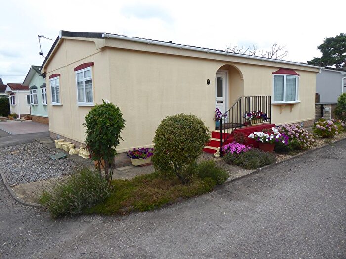 2 Bedroom Mobile/park Home For Sale In Lumby Drive Mobile Home Park, Ringwood, Hampshire, BH24