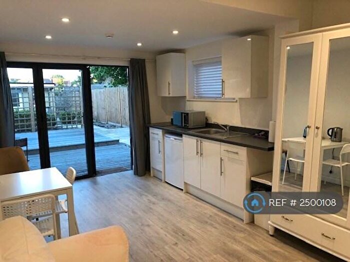 Studio To Rent In Dolphin Road, Slough, SL1