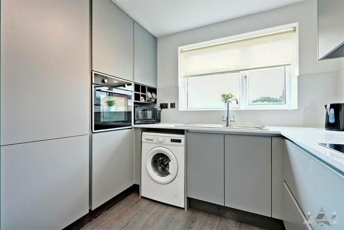 1 Bedroom Flat To Rent In Mercaston Close, Holmehall, Chesterfield, Derbyshire, S40