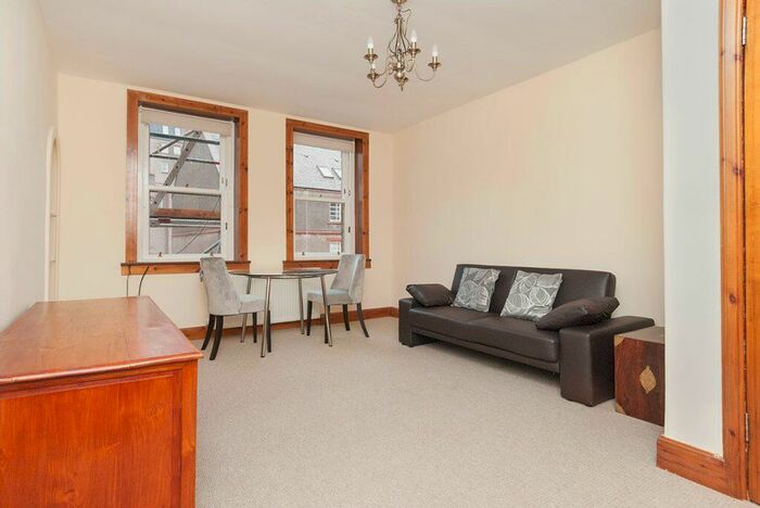 2 Bedroom Flat To Rent In L &#; Richmond Place, Edinburgh, EH8