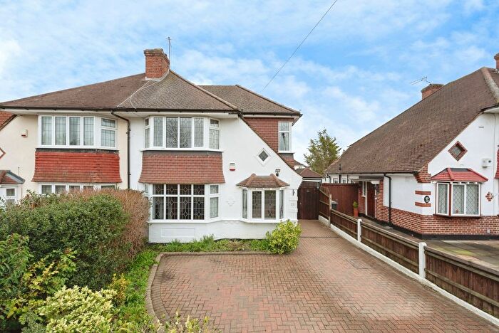 4 Bedroom Semi Detached House For Sale In Fairford Gardens, Worcester Park, Surrey, KT4
