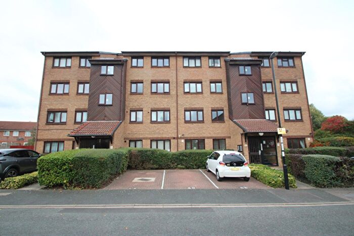 2 Bedroom Flat To Rent In Hardcastle Close, Croydon, CR0